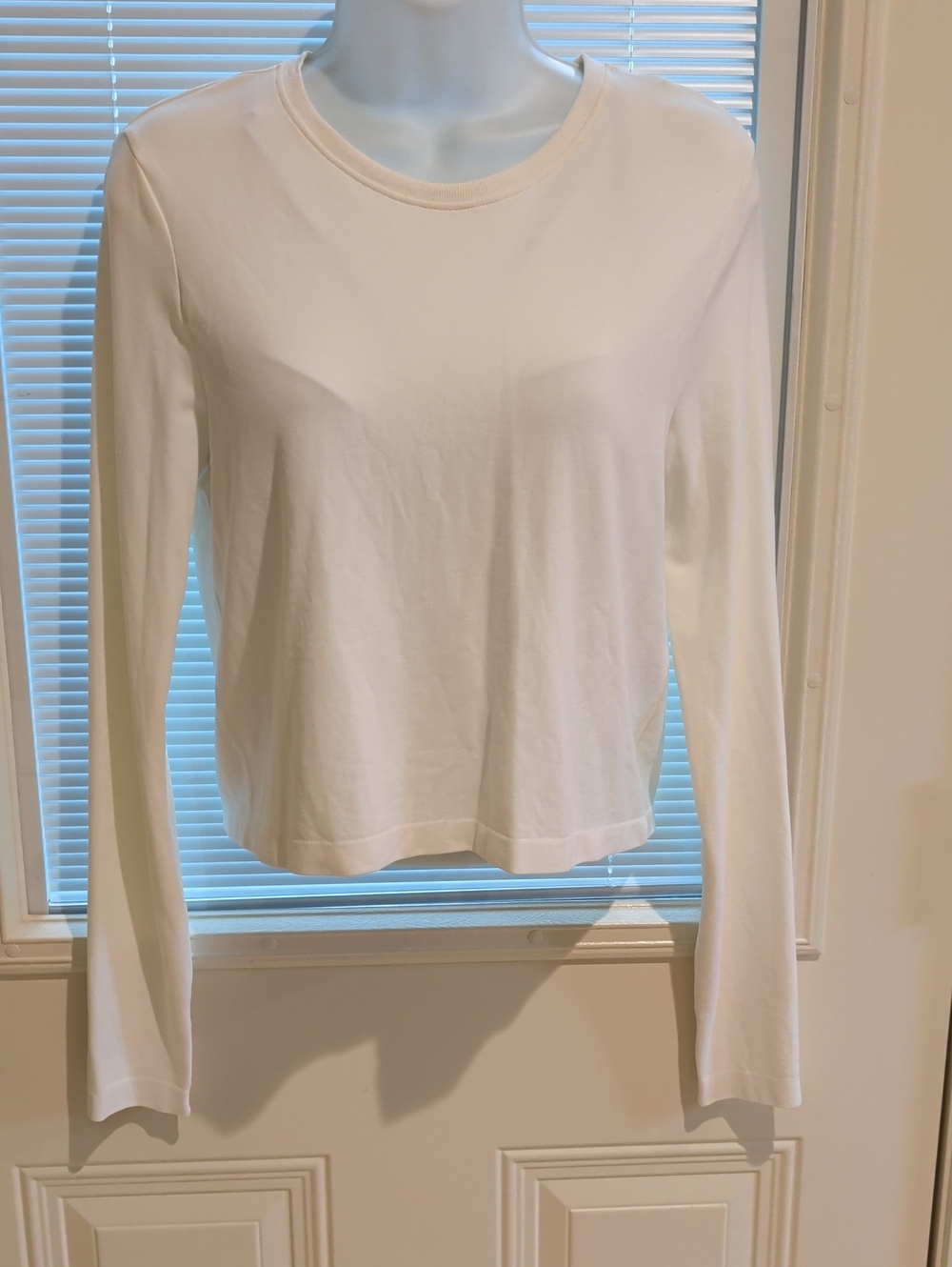 Classic Women's Long-Sleeve Cream Color Crewneck Top - White S/P